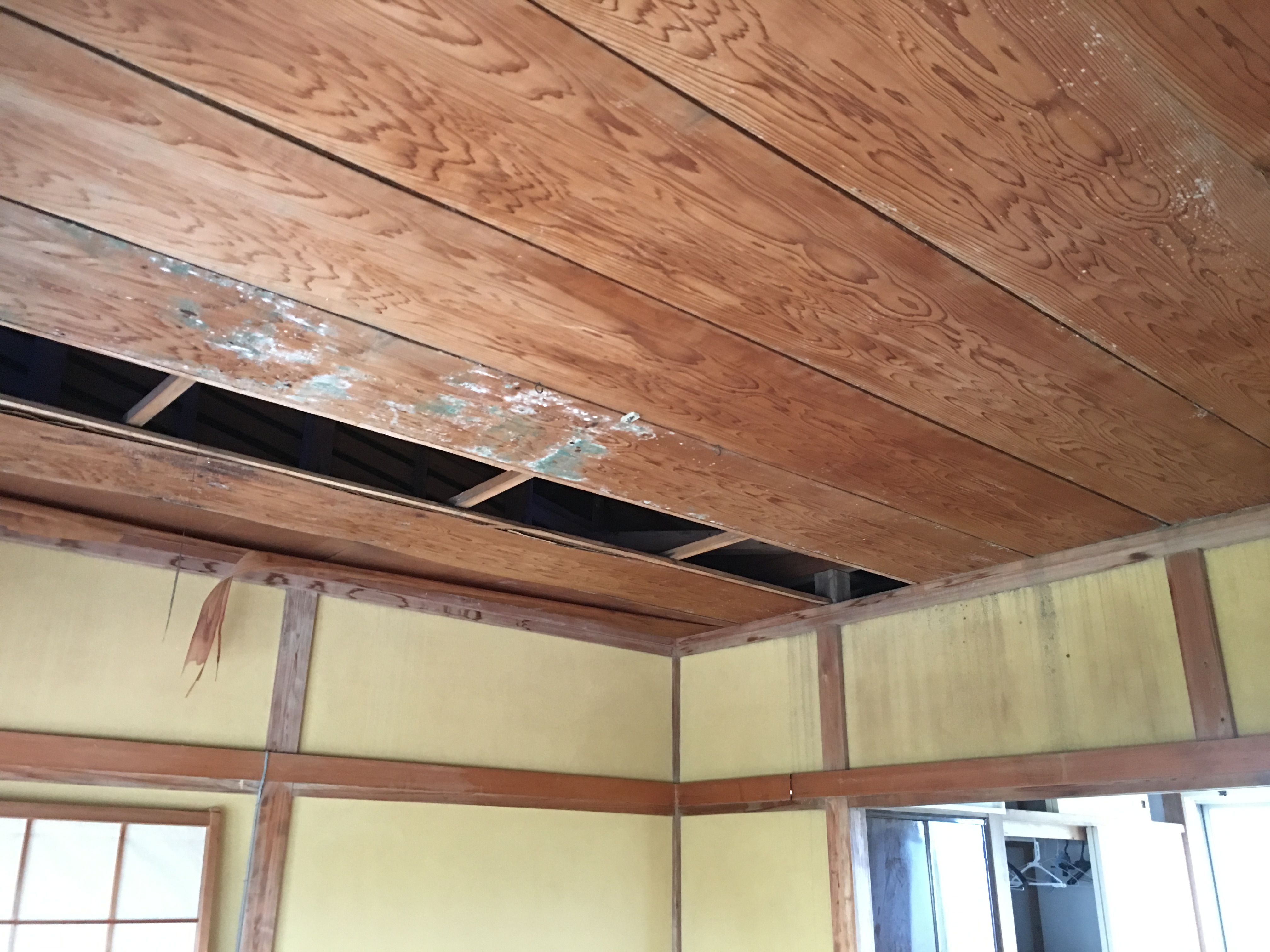 台風で穴の空いた天井